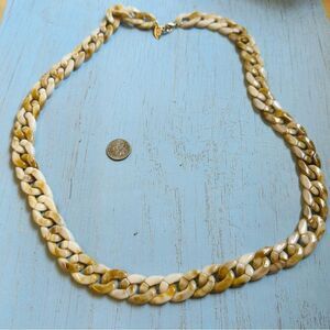 80R Tan Cream Swirl Acrylic Curb Link Necklace‎